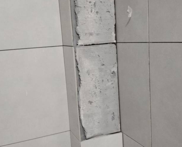 南澳瓷砖空鼓维修公司分享下瓷砖施工前基层浇水润湿程度不足，可能导致以下问题
