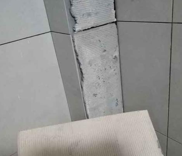 南澳瓷砖空鼓维修公司分享下厨房瓷砖脱落的补救措施。
